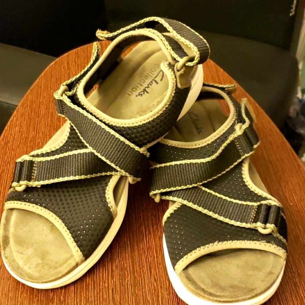 Clarks Women's Amanda Stroll Flat Sporty Sandal in Black Textile Size 6W